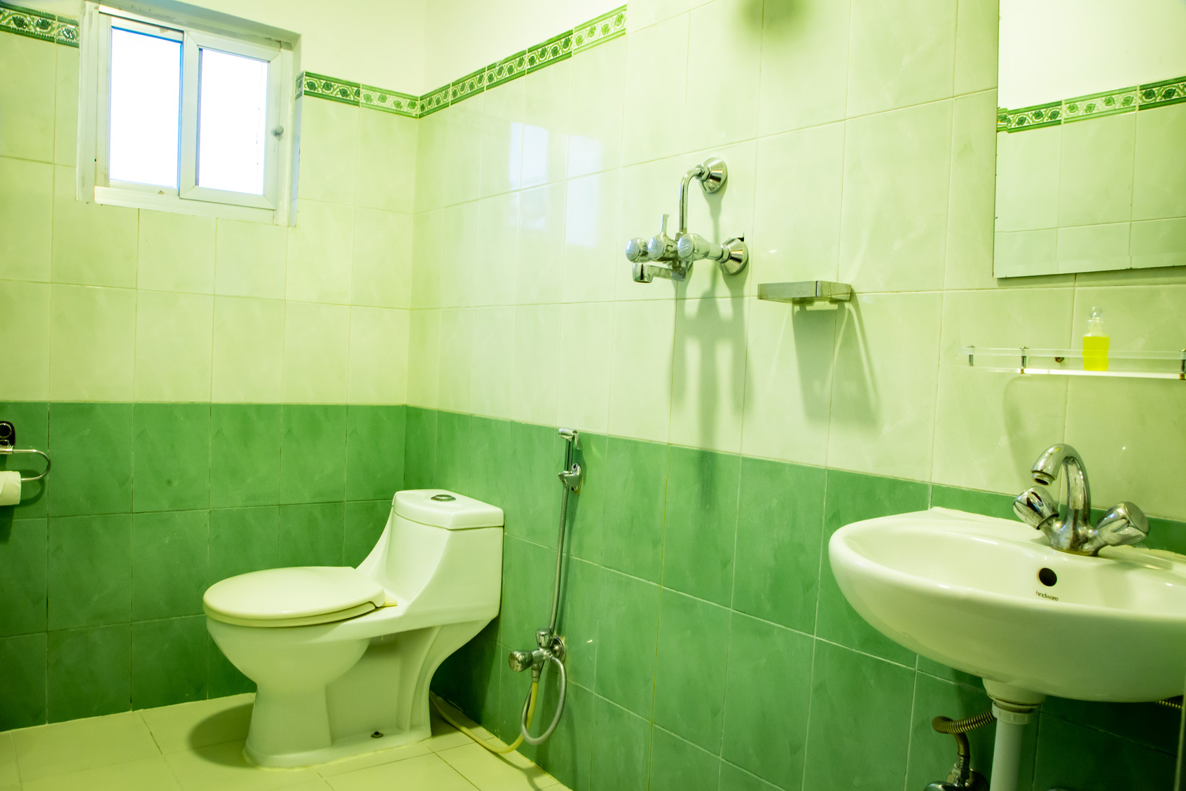 Attached modern bathroom with bathtub or walk-in shower